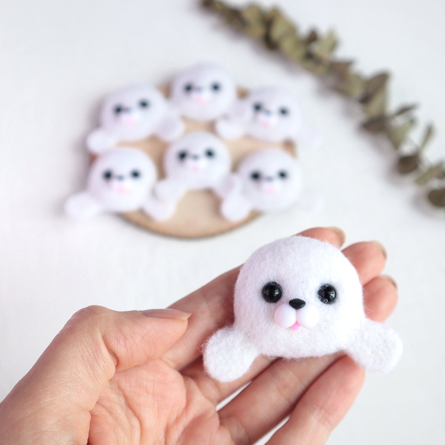 100% Wool needle felt White Seal animal 4 cm - Luxy Kraft